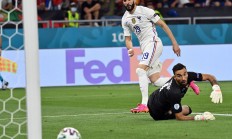 开云官方app入口-欧洲球场上精彩绝伦的足球战的简单介绍