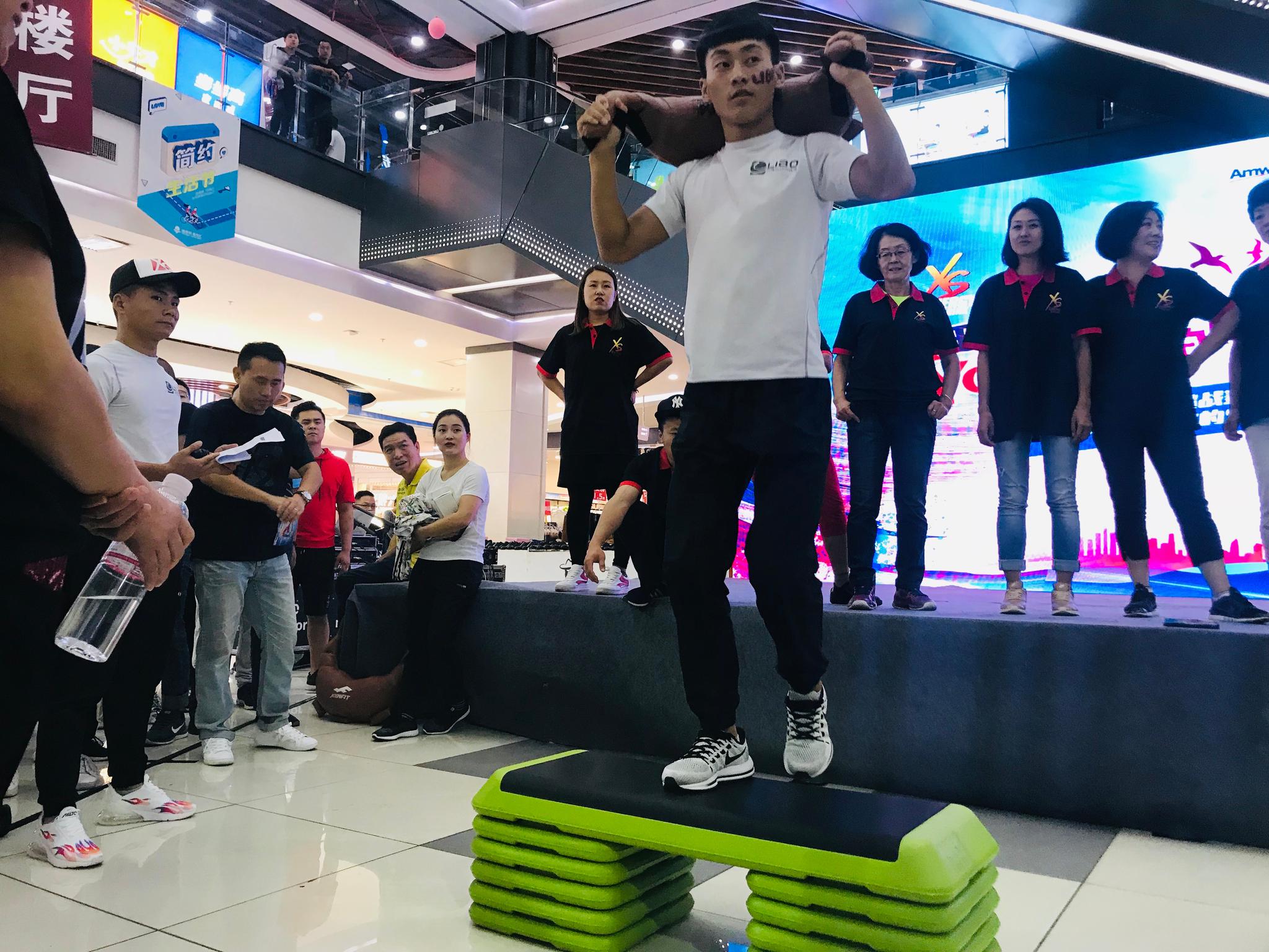 江西省体育中心球场上一番激烈比拼,胜者欢庆 江西省体育中心球场上一番激烈比拼,胜者欢庆