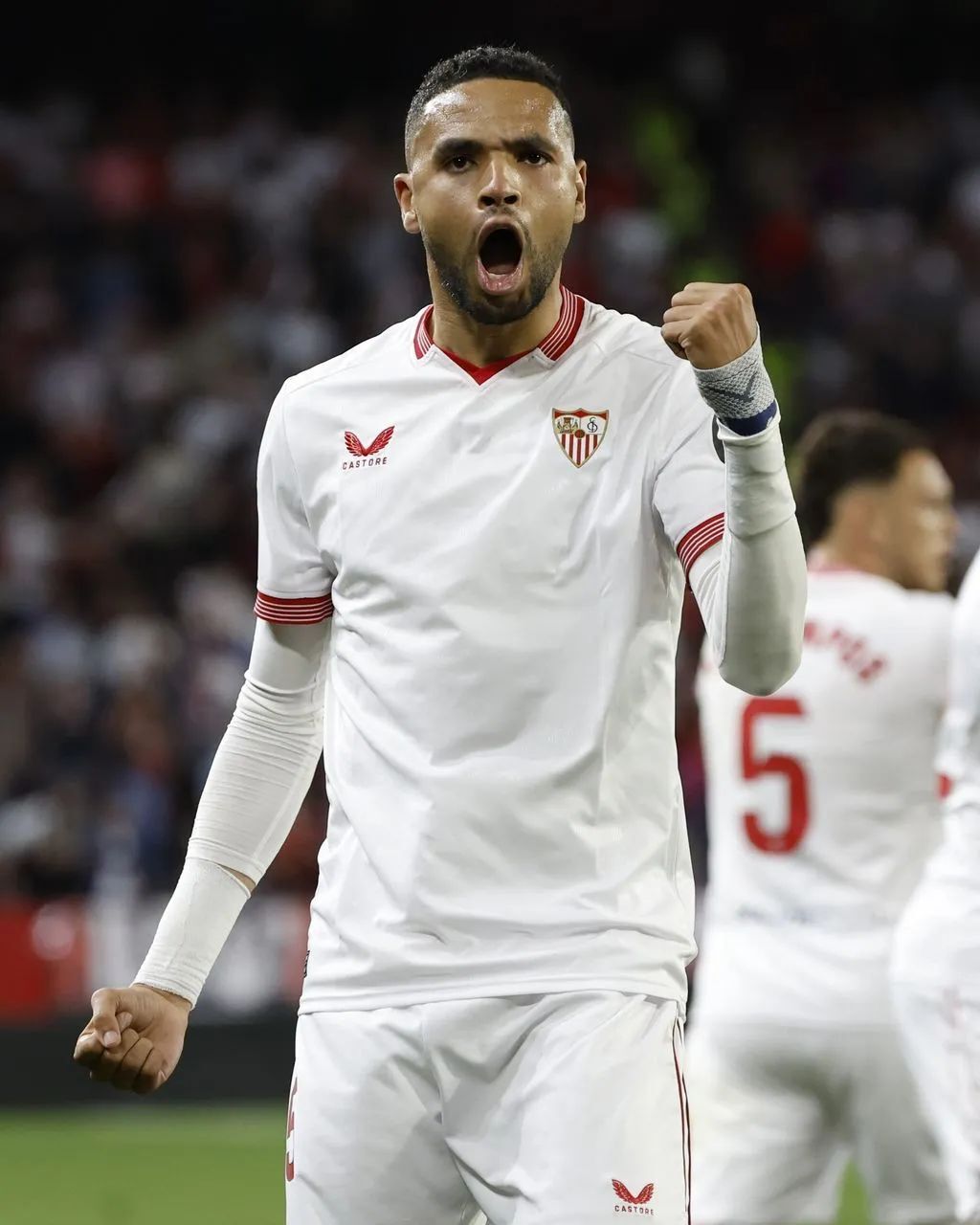 包含格拉纳达主场爆冷击败皇家社会的词条