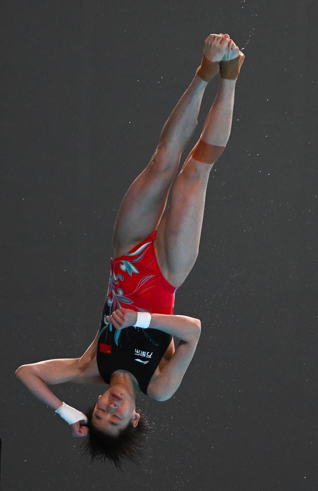 跳水选手连续破纪录获得冠军的简单介绍