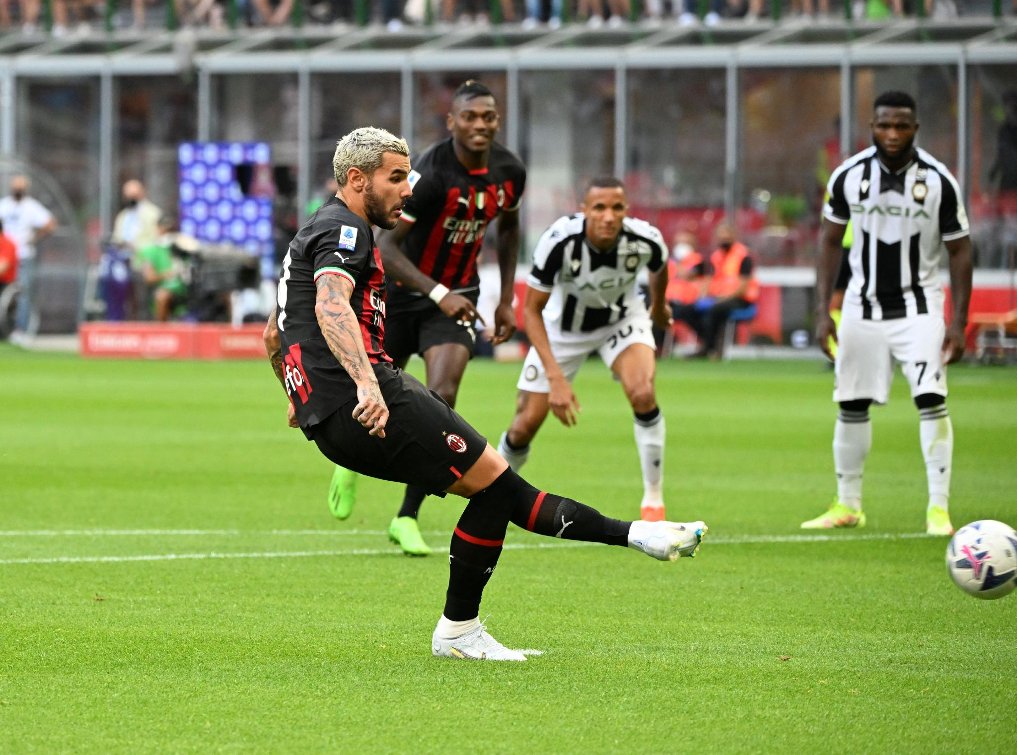 米兰双雄再遭失败，AC米兰-不敌乌迪内斯的简单介绍