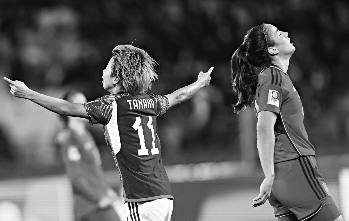 勇猛精神！女足球员在比赛中无所畏惧的简单介绍