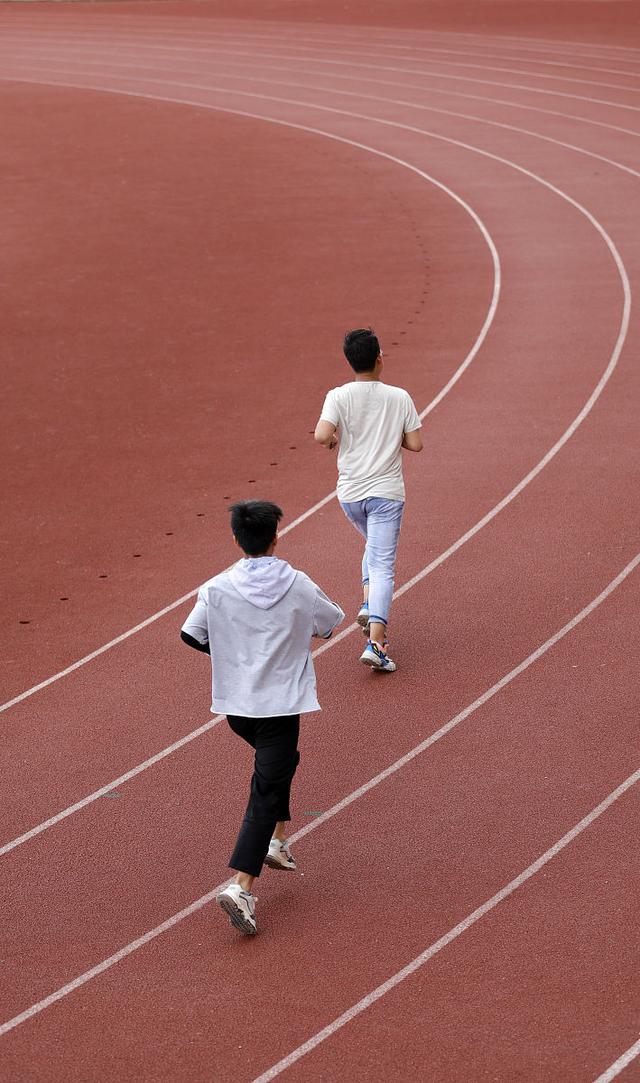 运动场上的激烈角逐让观众目不转睛的简单介绍