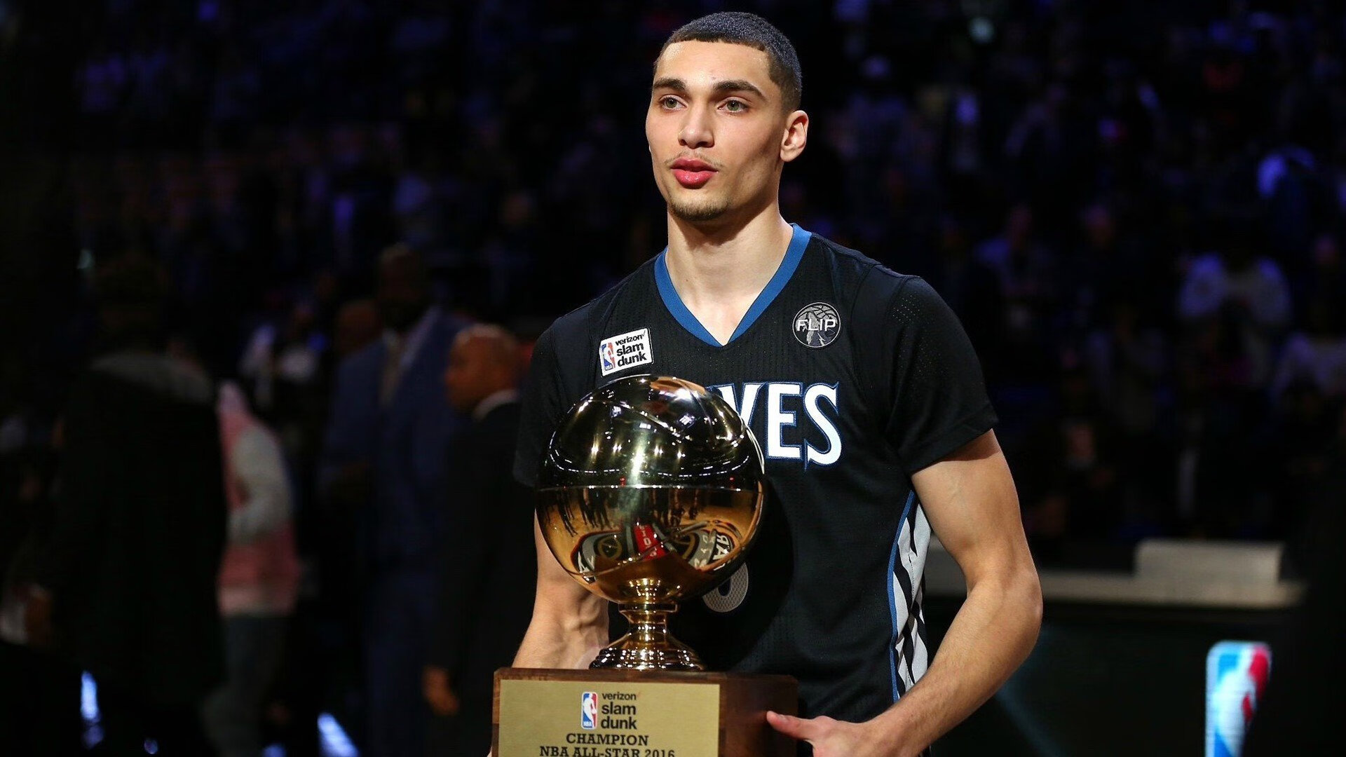 街道轰鸣与球场激战，双城记下的巅峰对决