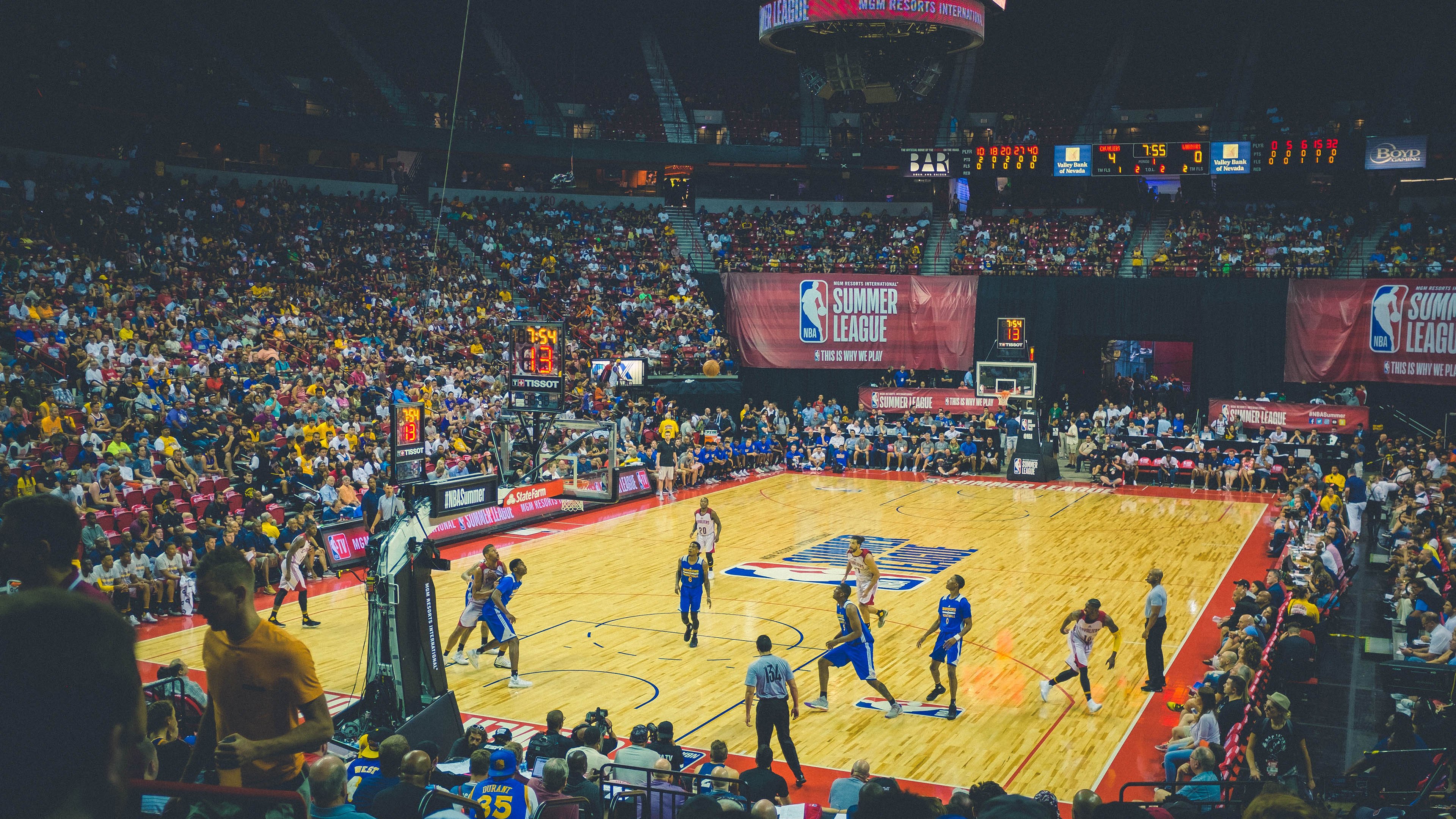 年度焦点之战，上海队正面击溃马刺，亚洲篮球的新里程碑