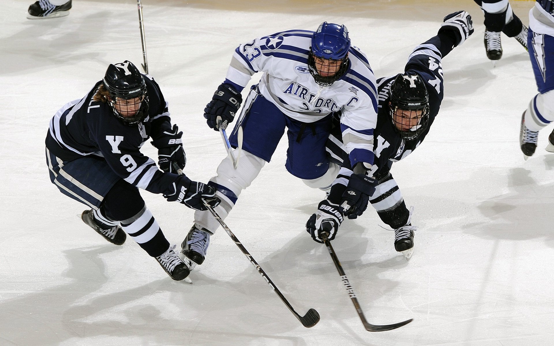赛道上的红与橙，哈斯鏖战迈凯伦，拉塞尔状态火热改写格局